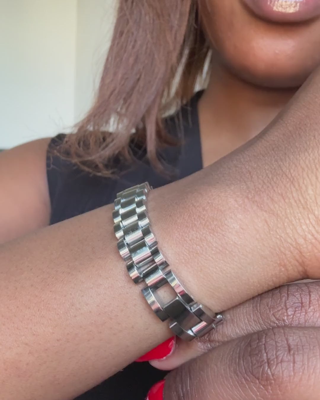 Icon Bracelet in silver, worn on the wrist