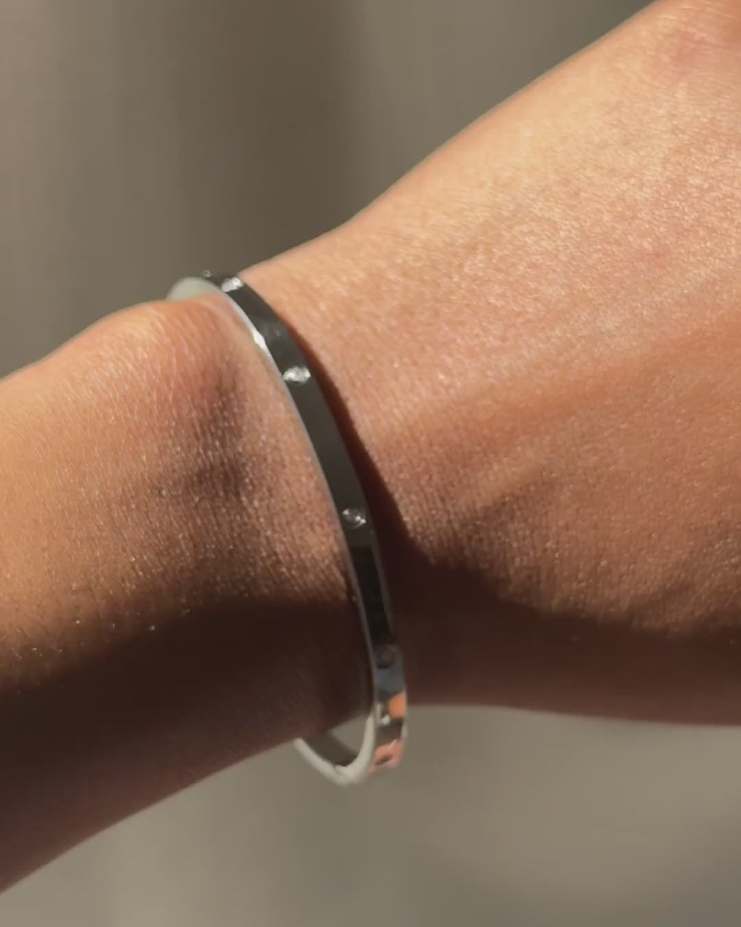 Icy Bracelet in silver, 4mm, worn on the wrist