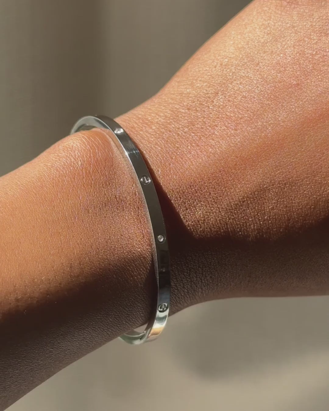 Muse Bracelet in silver, 4mm, worn on the wrist